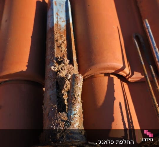 חלקי דוד שמש על גג רעפים